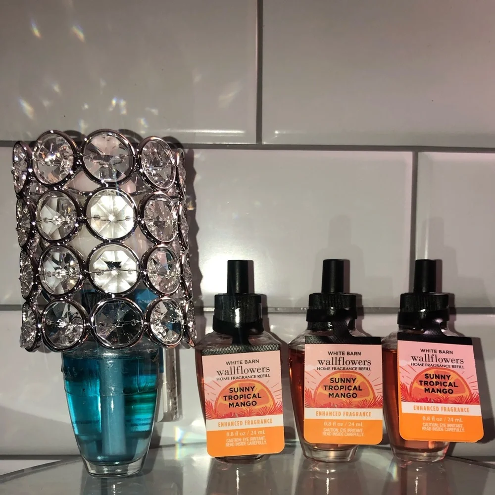 Sunny Tropical Mango: Bath & Body Works Wallflower Plug & Refill Bundle